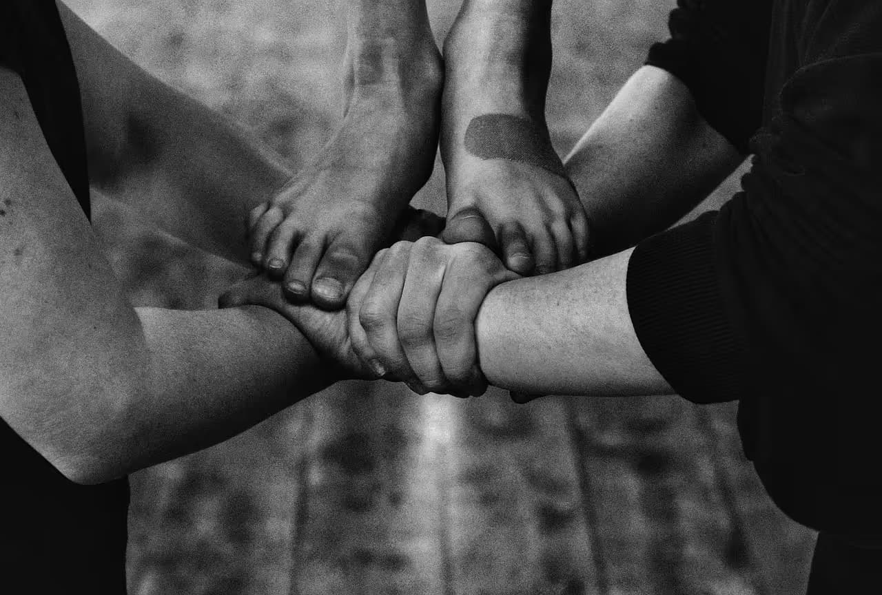 Kandydaci biorący udział w assessment center podczas zadania grupowego