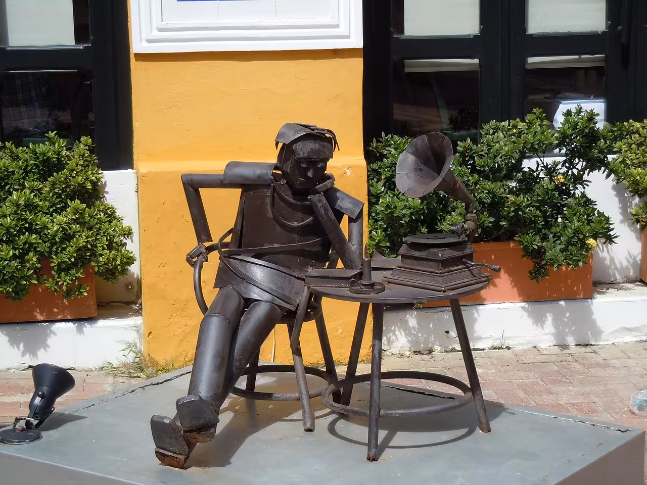 Zespół startupu pracujący w kreatywnym biurze