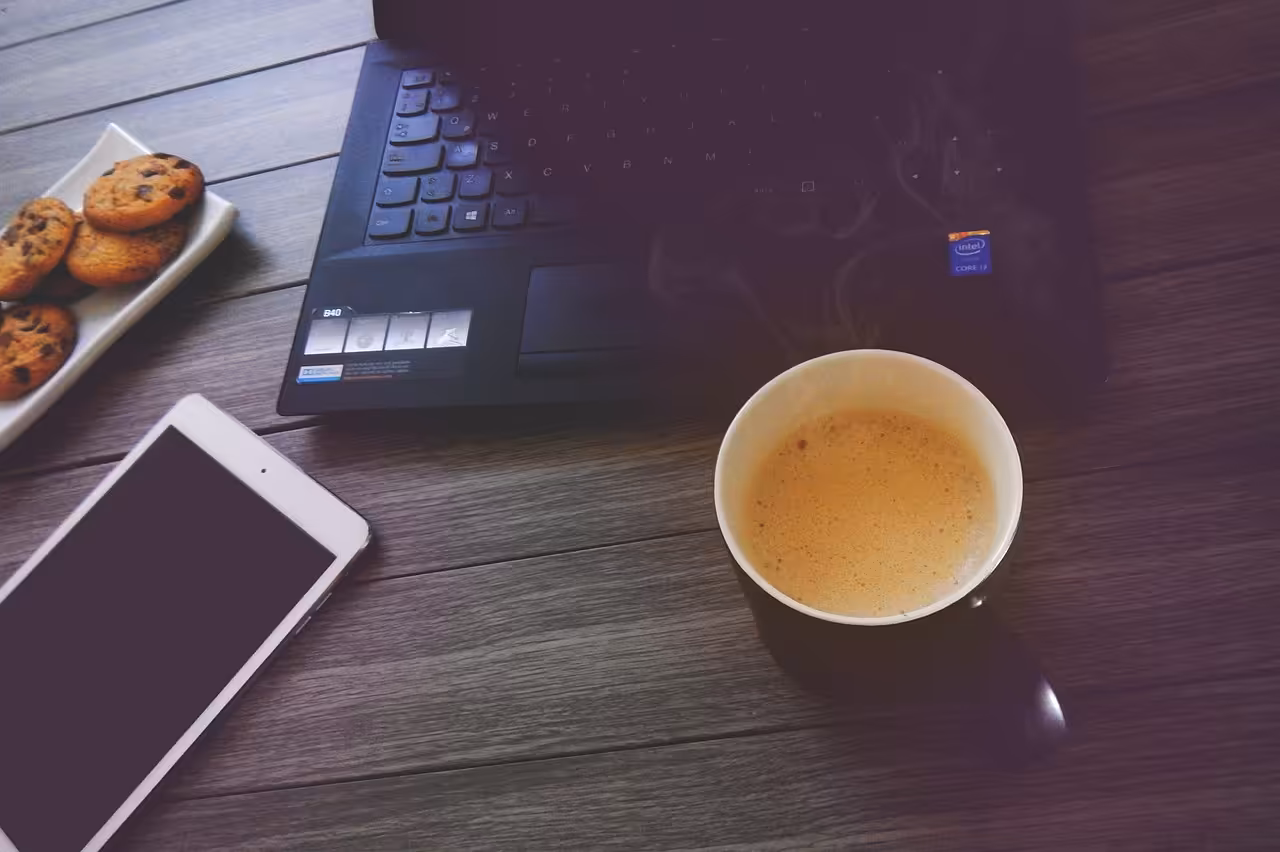 Kandydat przygotowujący się do rozmowy rekrutacyjnej w korporacji